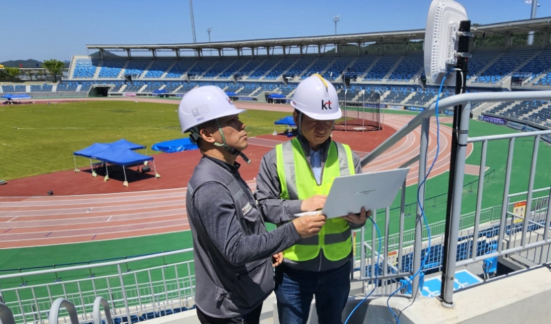 KT 직원들이 목포종합경기장에서 통신 점검을 하는 모습