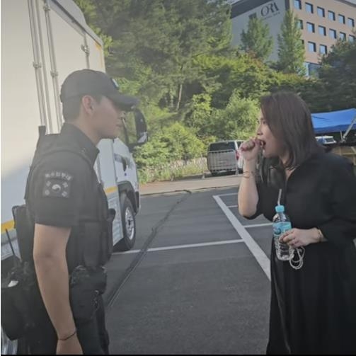 군 복무 중인 방탄소년단(BTS) 뷔(왼쪽)와 빅마마 이지영