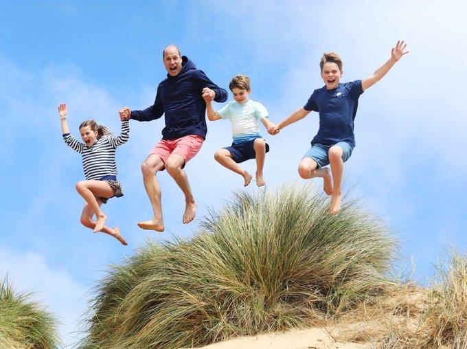 '온가족 점프' 윌리엄 왕세자 생일 기념 사진