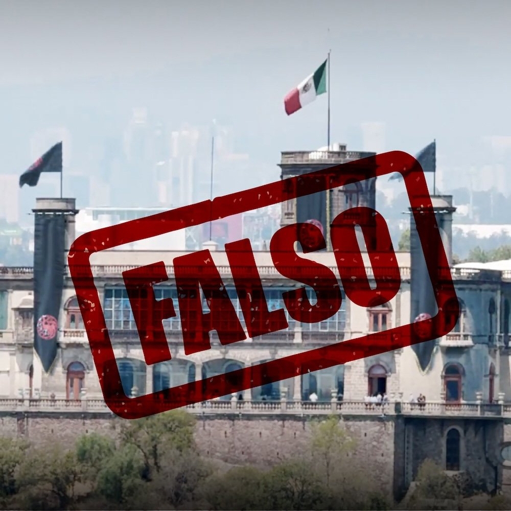 차풀테펙 성에 걸린 드라마 속 가문의 깃발이 거짓이라고 알리는 멕시코 당국 홍보물