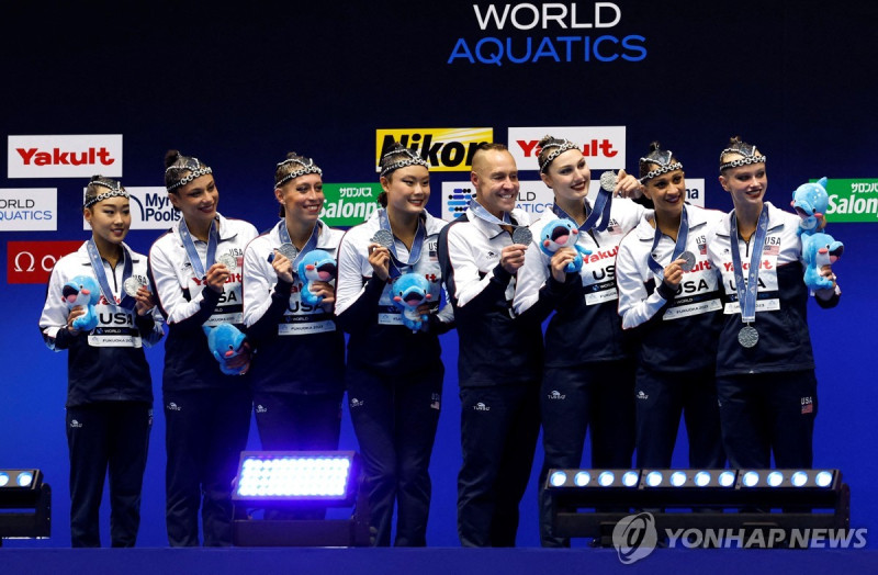 2023 세계선수권 아티스틱스위밍 단체전에 출전한 남자 선수 메이(오른쪽 네 번째)