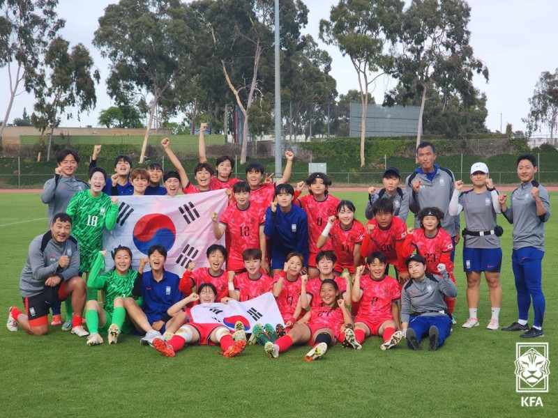 승리를 기뻐하는 한국 U-20 여자 축구대표팀 선수들