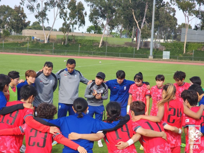 어깨동무를 하고 결의를 다지는 한국 U-20 축구대표팀 선수들.