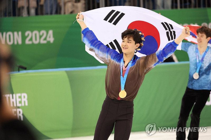 청소년올림픽 피겨 남자싱글 사상 첫 금메달 따낸 김현겸