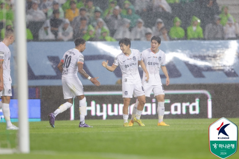 한승규(가운데)의 골에 기뻐하는 서울 선수들