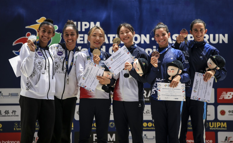 여자 계주 우승한 성승민(왼쪽에서 세 번째)과 김선우(오른쪽에서 세 번째)