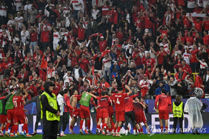 팬들과 승리의 기쁨을 나누는 튀르키예 선수들