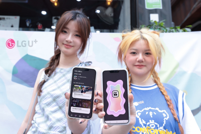 한국을 방문한 외국인 케이팝 팬이 디거스를 소개하는 모습