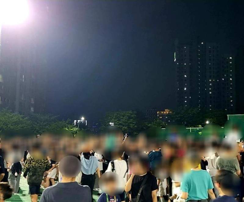 손흥민 선수가 나타난 체육공원에 인파가 모인 모습